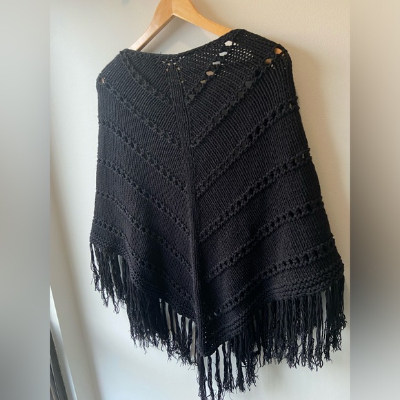 Black knit shawl with fringe - Picture 4 of 4